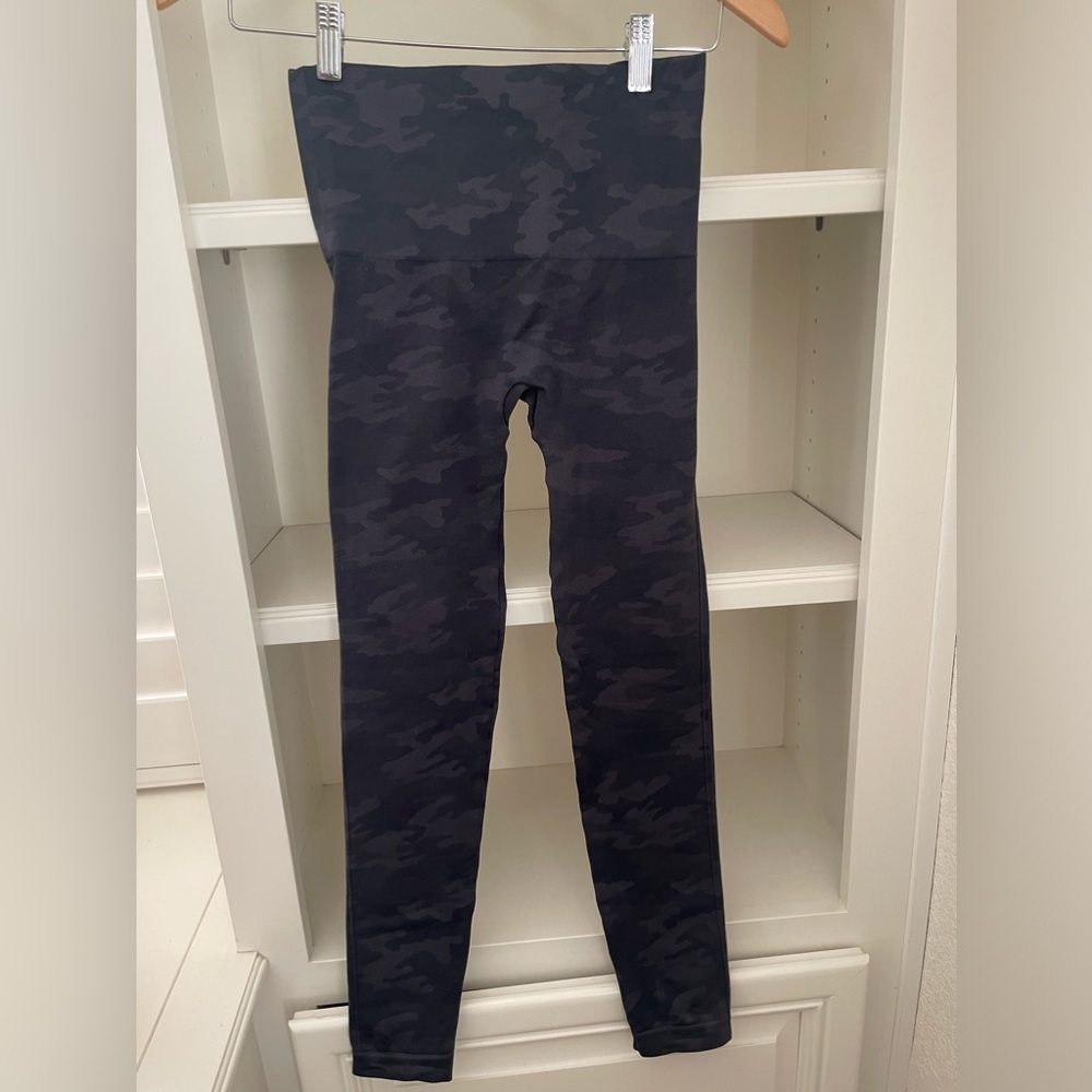 SPANX Look at Me Now Cropped Seamless Leggings M Camo